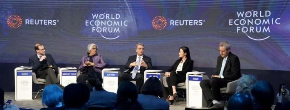 México afirma en Davos que aumentará su participación en la economía global, pero no a costa de salarios bajos