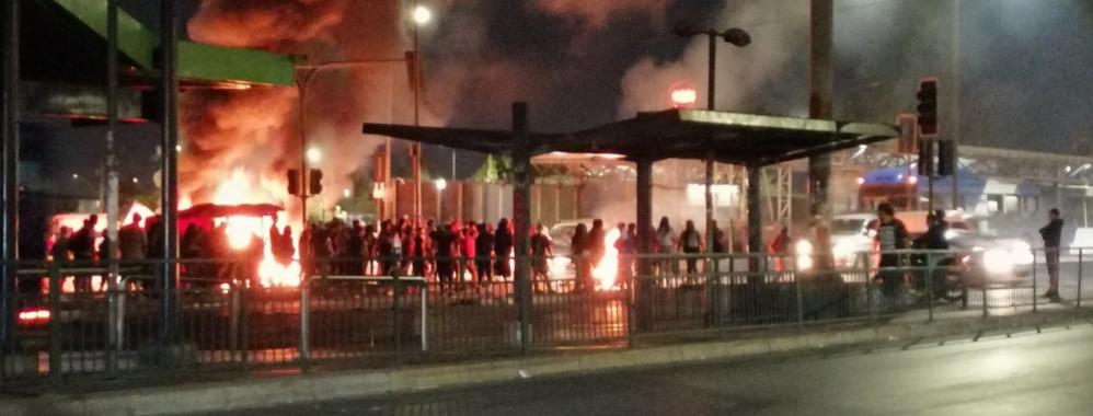Capital chilena vive violenta noche de manifestaciones: un muerto, saqueos y buses quemados
