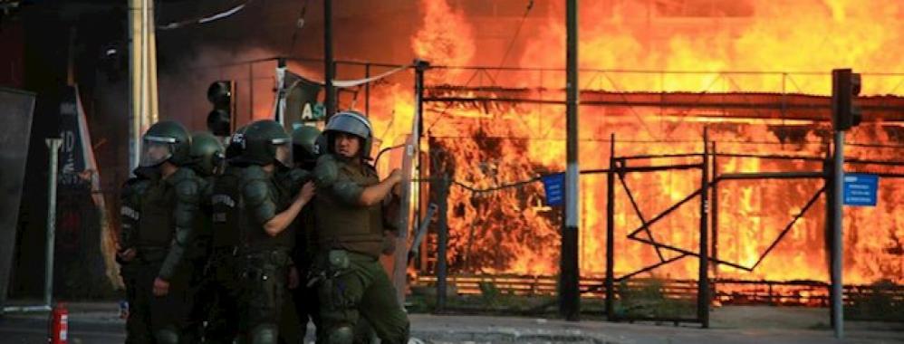 Al menos un muerto, 46 carabineros heridos y 124 detenidos en la noche más violenta del año en Chile