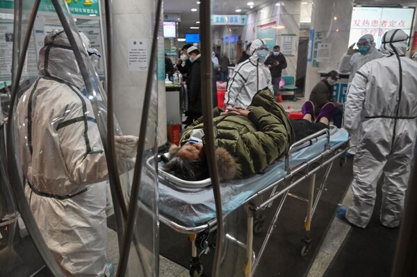 China registra aumento diario récord de muertes por coronavirus