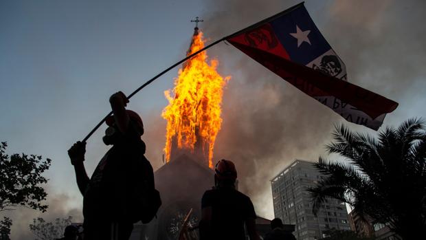 Quema de iglesias y otros incidentes violentos, en el primer aniversario del estallido social en Chile