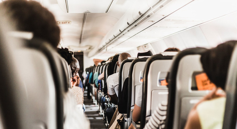 La OPS recomienda evitar los viajes en avión por vacaciones durante la pandemia de COVID-19