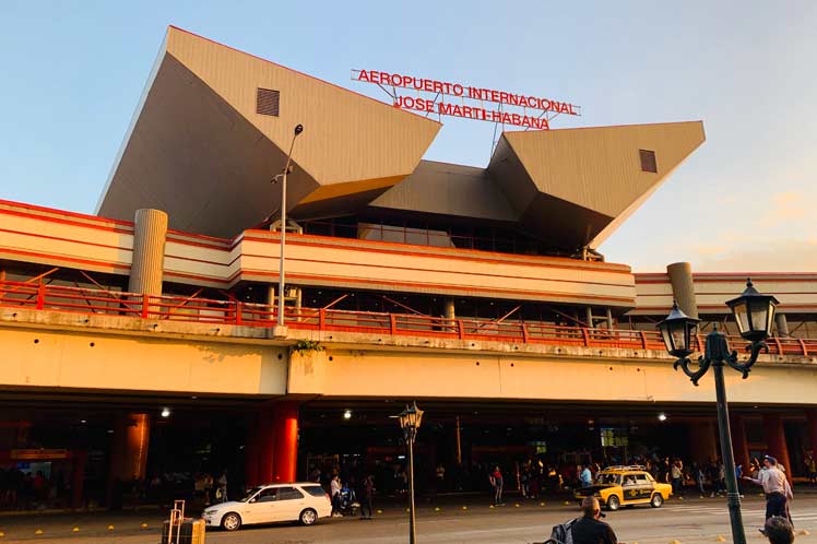 Reabre aeropuerto internacional de Cuba 