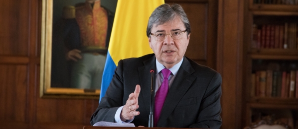  Ministro colombiano permanece en estado crítico por Covid-19