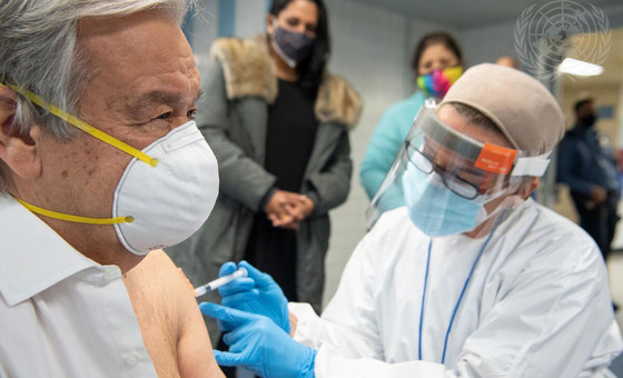 El Secretario General de la ONU recibe en Nueva York la primera dosis de la vacuna contra el COVID-19