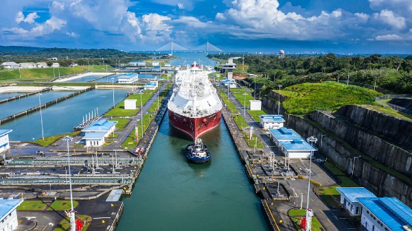 Canal de Panamá descarta prohibición de tránsito de buques rusos