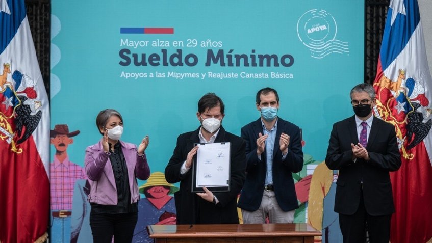 Presidente Gabriel Boric promulga histórica alza del salario mínimo en Chile
