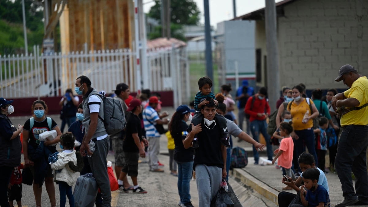 Cientos de migrantes se manifiestan en la frontera mexicana pidiendo un alto a las redadas