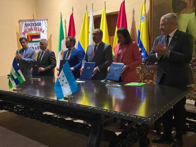 Honduras firma adhesión a CAF - Banco de Desarrollo de América Latina-