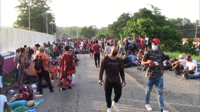 Caravana de 4.000 migrantes se instala fuera de aduana del sur de México