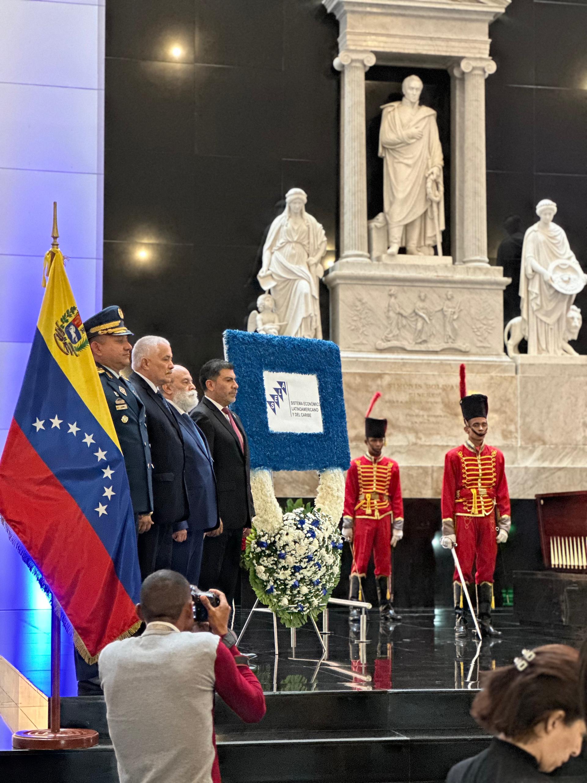 SELA conmemora el 48° aniversario del Convenio de Panamá con ofrenda floral a Bolívar