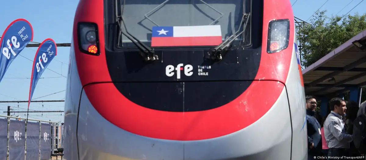 Tren más rápido de Sudamérica hace viaje inaugural en Chile