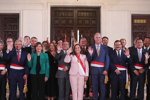 Dina Boluarte tomó juramento a seis nuevos ministros en Perú