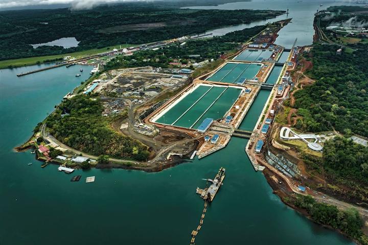Canal de Panamá incrementará transito diario de buques desde junio