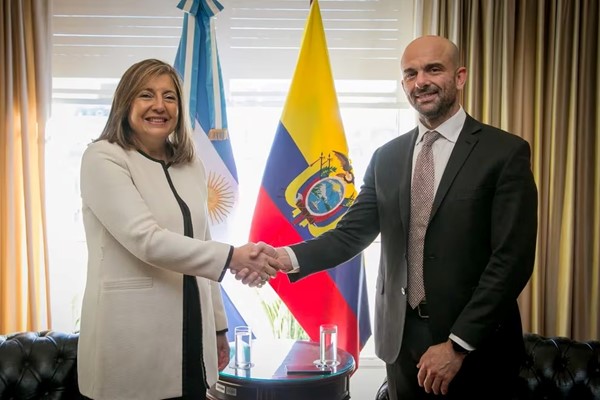 Argentina y Ecuador avanzan en la política de ampliación del transporte aéreo