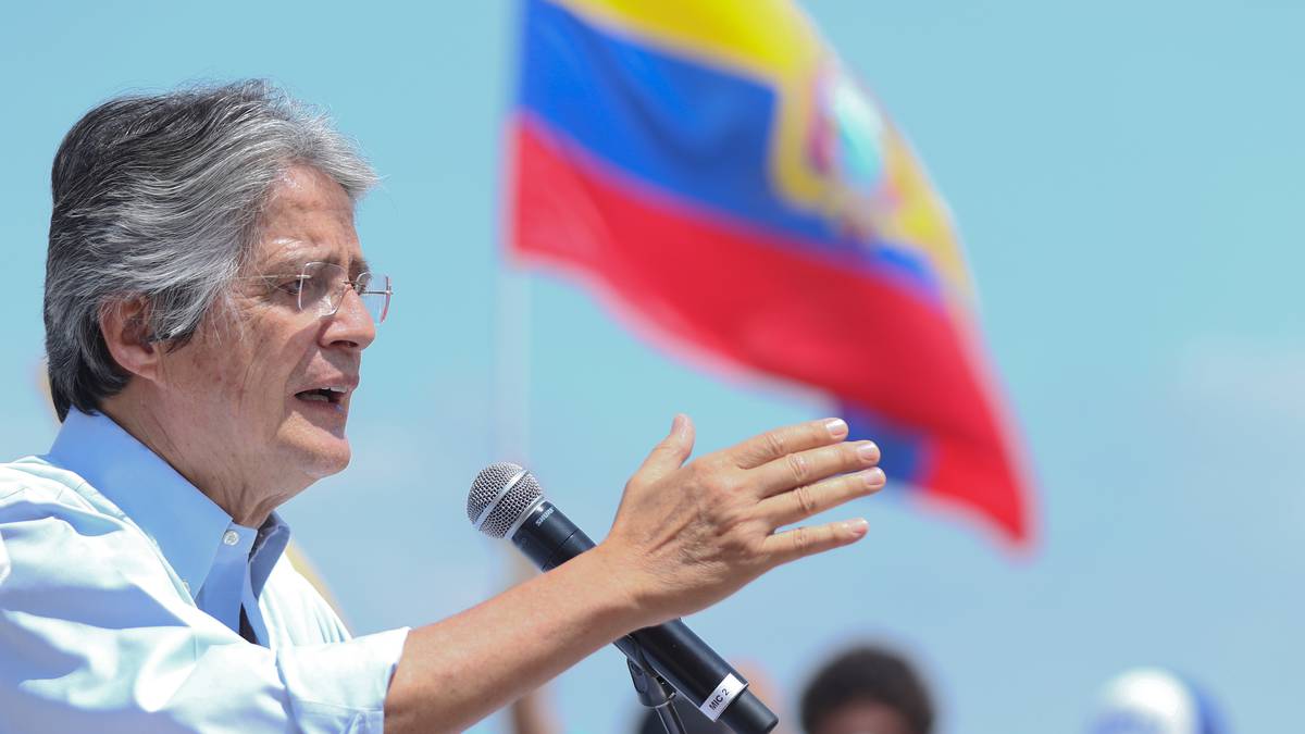 Presidente de Ecuador asegura que bajará a la mitad el déficit fiscal en 2022