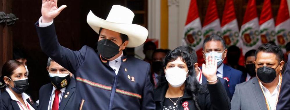 Pedro Castillo jura al cargo de presidente de Perú y aboga por una nueva Constitución