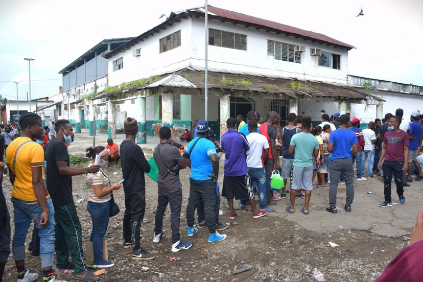 Miles de migrantes haitianos permanecen varados en la frontera entre Colombia y Panamá