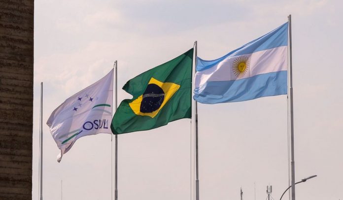 Brasil y Argentina acuerdan reducir en 10 % el arancel externo común