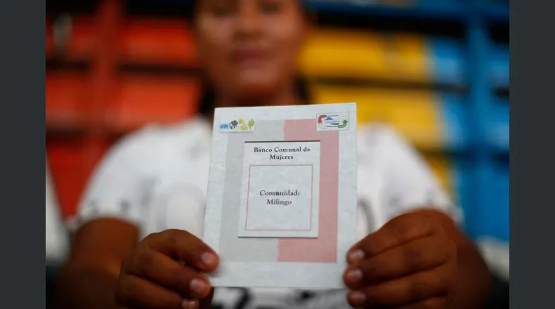 Mujeres salvadoreñas impulsan bancos comunitarios para lograr independencia económica