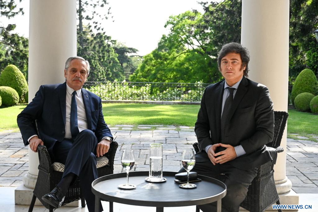 Presidente de Argentina y mandatario electo inician transición rumbo a próximo gobierno