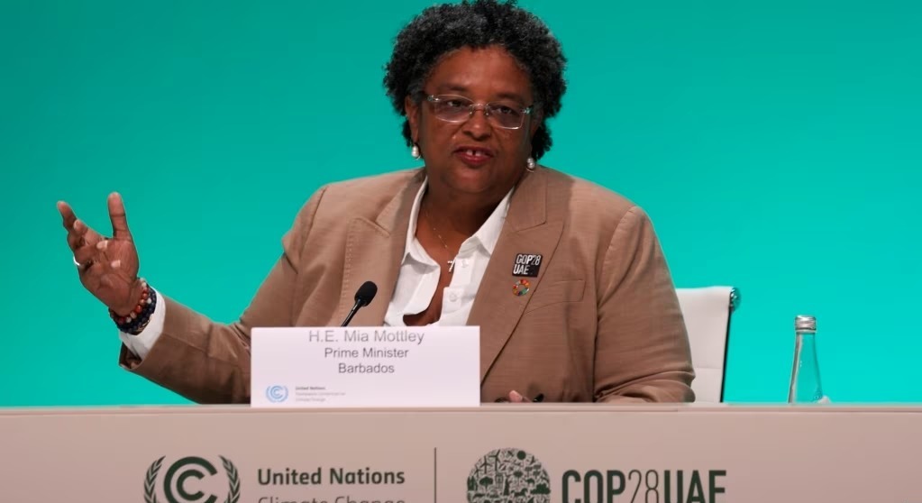 Barbados propone impuestos globales para financiar la lucha contra el cambio climático