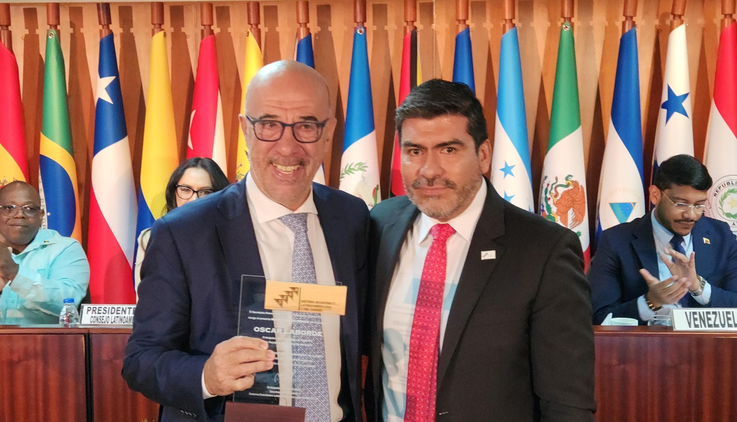 SELA otorga reconocimiento al Embajador Oscar Laborde