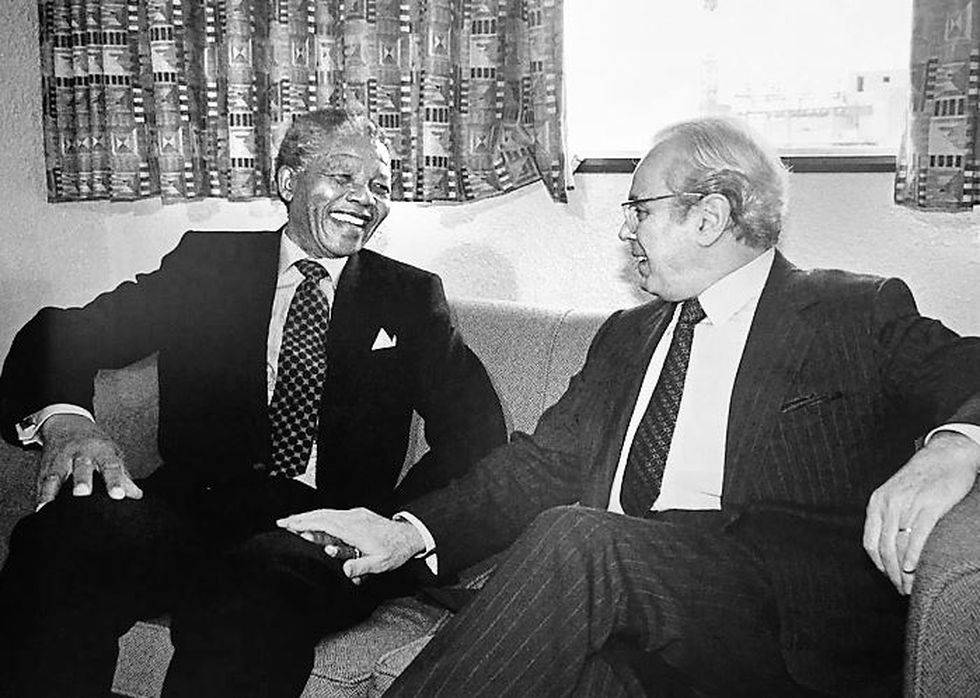CONTRA EL APARTHEID. El embajador con Nelson Mandela. (Agencia)